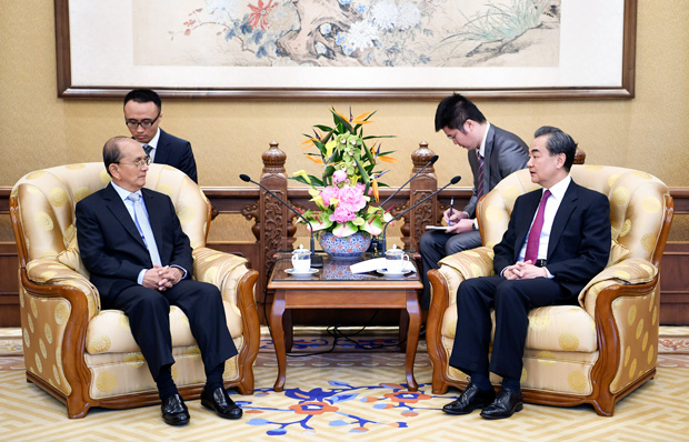 訪中したミャンマーのテイン・セイン前大統領（左）と会談する王毅国務委員兼外相（右）＝22日、北京（新華社）