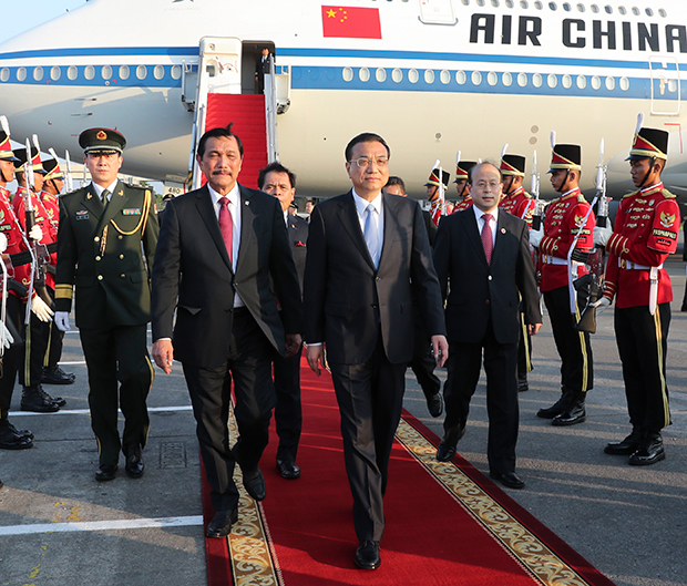 李克強首相（前列右）がインドネシアを公式訪問した＝６日、ジャカルタ（新華社）