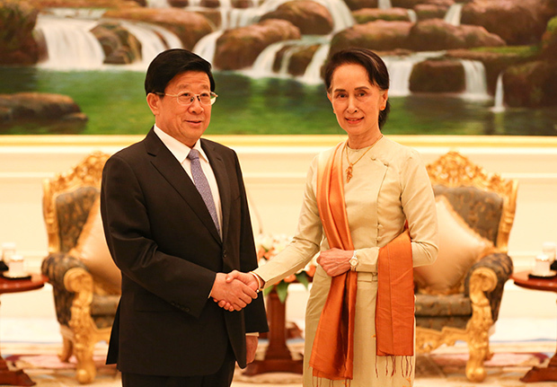 趙克志国務委員兼公安相（左）がミャンマーを訪問し、アウン・サン・スー・チー国家顧問兼外相と会談した＝９日、ネピドー（新華社）