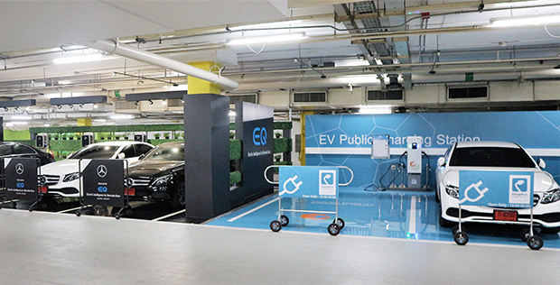 ＢＭＷの充電スタンド普及プロジェクト「チャージナウ」でバンコクの商業施設の駐車場に設置した公共充電スタンド（右）。隣にはメルセデス・ベンツの充電スタンドもある＝バンコク（ＮＮＡ撮影）