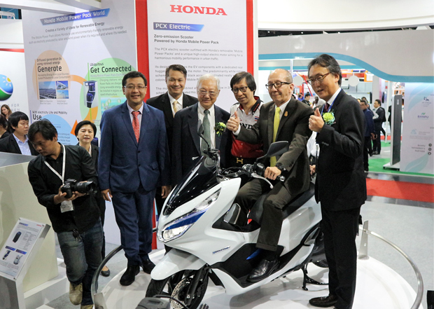 ホンダが年内に生産・販売を開始する電動バイク「エレクトリックＰＣＸ」にまたがるシリ・エネルギー相（右から２人目）とホンダＲ＆Ｄアジアパシフィックの青山社長（同１人目）ら＝バンコク（ＮＮＡ撮影）