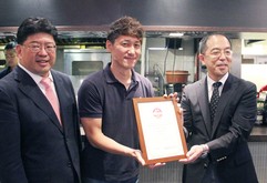 ジェトロ香港事務所は、日本産食材サポーター店の認定証をＳＡＢＡＲの右田社長（中央）らに授与した＝20日、コーズウェーベイ（ＮＮＡ撮影）