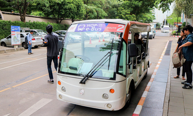 タイＥＶ協会のヨサポン会長が勤務するキングモンクット工科大学トンブリ校では、キャンパス内の移動用に電動カートを運行しており、近く電動バスを導入する＝バンコク（ＮＮＡ撮影）