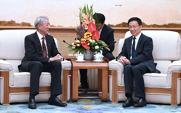 シンガポールのテオ・チーヒエン副首相（左）が訪中し、韓正副首相と会談した＝６月30日、北京市（新華社）