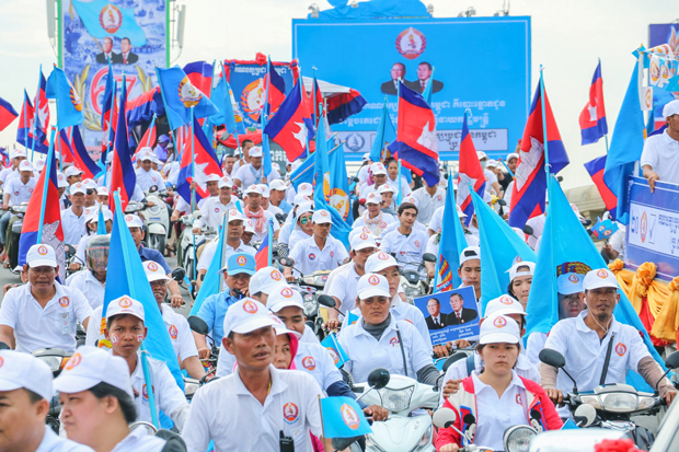 バイクに乗って選挙運動を展開する与党カンボジア人民党の支持者たち＝７日、プノンペン（ＮＮＡ撮影）