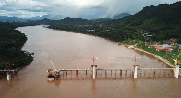 建設中のラオスと中国国境を結ぶ「ラオス・中国鉄道（中老鉄路）」で、メコン川の鉄道橋の基礎工事が完了した＝11日、ルアンプラバン（新華社）