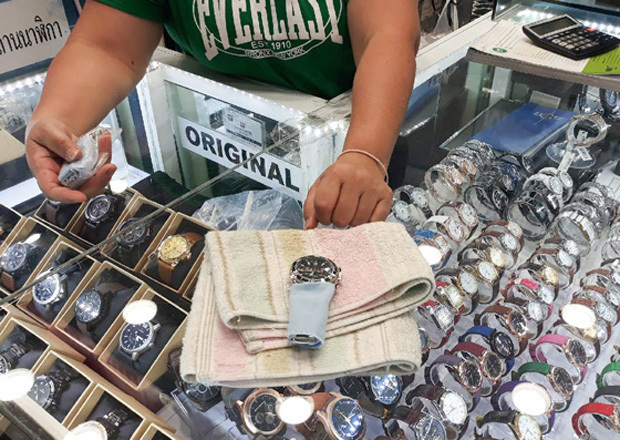 時計売り場の売り子は、オメガのコピー商品を堂々と取り出した＝バンコク（ＮＮＡ撮影）