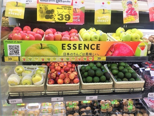 タイの首都バンコクのスーパーに並ぶ、日本農業のマス市場向けブランド「エッセンス」のリンゴ（同社提供）
