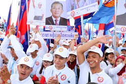選挙運動で熱狂するカンボジア人民党の支持者ら＝７月下旬、プノンペン（ＮＮＡ撮影）