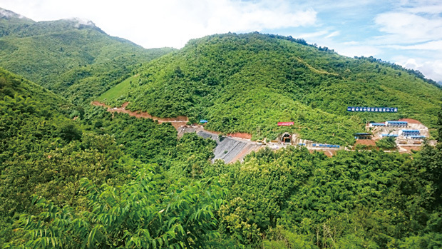 ラオスの山間部をトンネルと橋りょうで結ぶ中国ラオス鉄道の建設現場＝2017年8月、ルアンプラバン県（澤木範久撮影）