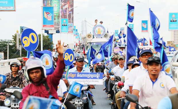 バイクなどに乗って選挙運動する民主主義連盟党の支持者たち＝７月下旬、プノンペン（ＮＮＡ撮影）