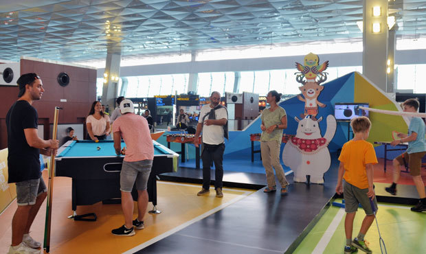 スカルノ・ハッタ国際空港の第３ターミナルには、アジア大会にちなんだスポーツ広場が設けられ、空港の利用客が楽しんでいる＝10日、バンテン州タンゲラン（ＮＮＡ撮影）