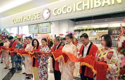 壱番屋は8日、「カレーハウスＣｏＣｏ壱番屋」のベトナム1号店をオープンした。開店のセレモニーでテープカットをする関係者ら＝ホーチミン市