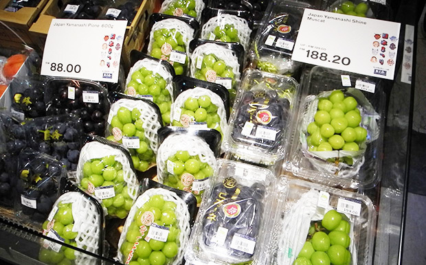 高級スーパーに並ぶ日本産ブドウ。中でもシャインマスカットが人気＝クアラルンプール（ＮＮＡ撮影）
