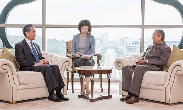 王毅国務委員兼外相（左）はマレーシアを訪問し、マハティール首相（右）と会談した＝１日、プトラジャヤ（新華社）