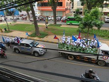 トラックの荷台などに乗って選挙運動する与党・カンボジア人民党の支持者ら＝2018年７月（筆者撮影）