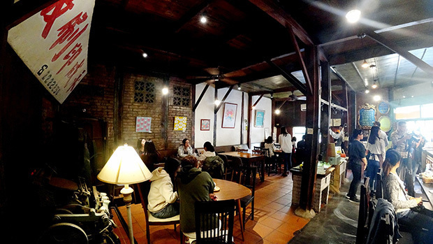 嘉義で高い人気を誇るリノベカフェ。木造家屋の趣がしっかりと感じられる空間だ。