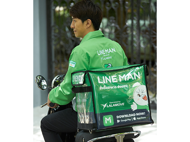 ＬＩＮＥがタイで展開する宅配アプリ「ラインマン」は、スタートアップと提携してサービスを提供。写真はメッセンジャーサービスなどを手掛ける香港系ララムーブとの協業イメージ（ＬＩＮＥタイランド提供）