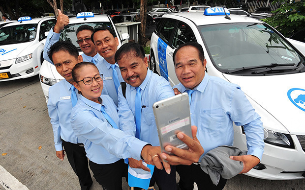 タイのタクシー会社に、比亜迪（ＢＹＤ）の電気自動車（ＥＶ）の「ｅ６」101台が納車され、運転手らが記念撮影に興じた＝16日、バンコク（新華社）