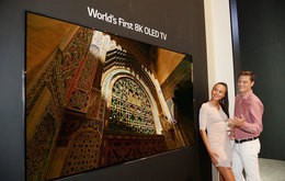ＬＧ電子が独家電見本市「ＩＦＡ2018」で公開する８Ｋ画質の有機ＥＬテレビ（同社提供）