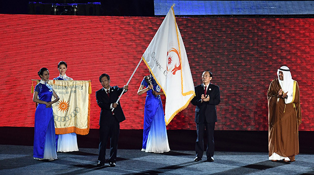 アジア競技大会が閉幕。閉会式では次期開催都市である浙江省杭州市の代表が大会旗を引き継いだ＝２日、ジャカルタ（新華社）