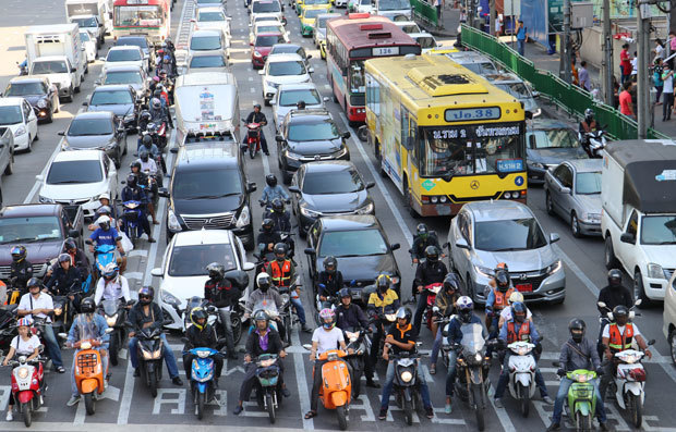 バンコクでは年間40万台のペースで自動車の登録台数が増加している（ＮＮＡ撮影）