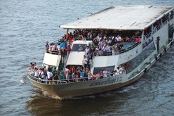 普段通り営業していたチャオプラヤー川の遊覧船＝2011年10月25日、バンコク（小島氏撮影） 