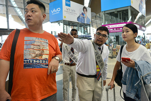 マレーシアのクアラルンプール国際空港は、中国人観光客向けに中国語の話せるスタッフを増員した＝２日（新華社）