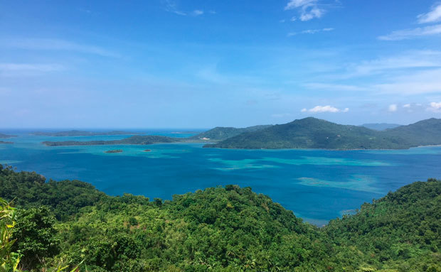 フィリピン各地では、観光資源となり得る青い海が広がる＝デロイト撮影