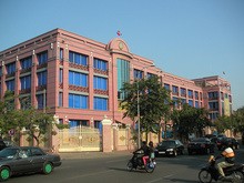 その色から「赤い銀行」とも呼ばれるカンボジア中央銀行（筆者撮影）