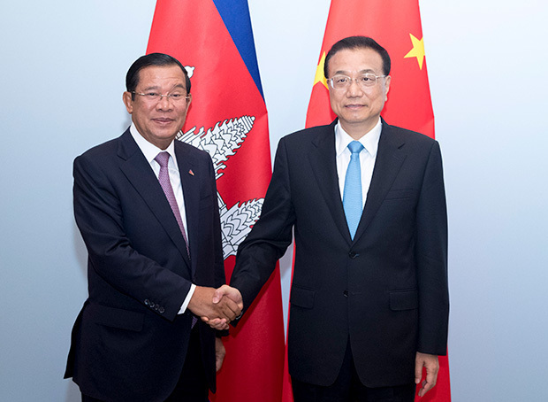李克強首相（右）とカンボジアのフン・セン首相は、アジア欧州会議（ＡＳＥＭ）首脳会議出席のため訪問したベルギーで面会した＝18日、ブリュッセル（新華社）
