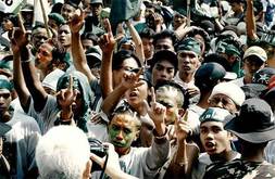 アジア通貨危機に端を発するインドネシア国民の怒りはスハルト大統領の退陣につながった＝ジャカルタ（ＮＮＡ撮影）