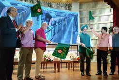 インドのハルディープ・シン・プリ閣外相（右から３人目）らが新区間開業に立ち会った＝10月31日、ニューデリー（ＪＩＣＡ提供）