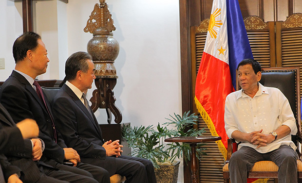 フィリピンを訪問し、ドゥテルテ大統領（右）と会談する王毅国務委員兼外相（左２）＝10月29日、ダバオ（新華社）