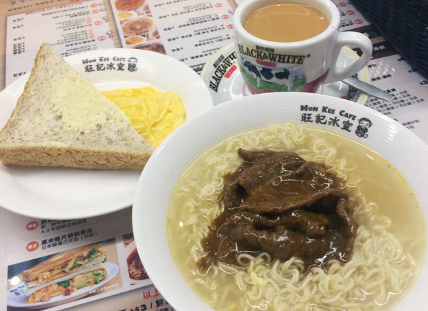 サテ麺とトーストにミルクティー。茶餐庁の定番朝食セットだ　（ＮＮＡ撮影）