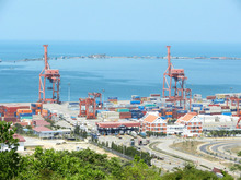 カンボジア唯一の深海港であるシアヌークビル港。日本の支援で拡張が進んでいる＝2016年２月　シアヌークビル州（筆者撮影）