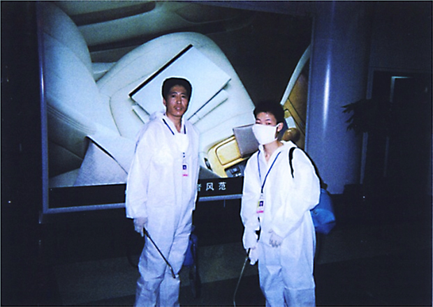 2003年6月、ＳＡＲＳ対策の終了を判断するため中国など感染地域を巡る出張時に香港の国際空港で撮影。未だ保健当局は消毒対応を行っていた（小島氏撮影）