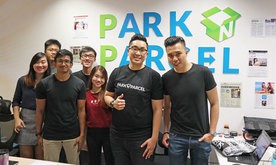 パークＮパーセルを創業したチョンＣＭＯ（写真右から２人目）と従業員たち＝シンガポール