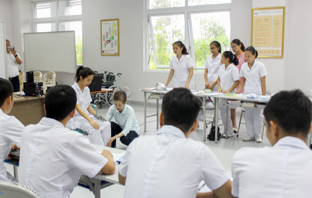 ＣＥＯグループでは出国前の実習生に日本式介護の教育も行っている＝９月、バクニン省