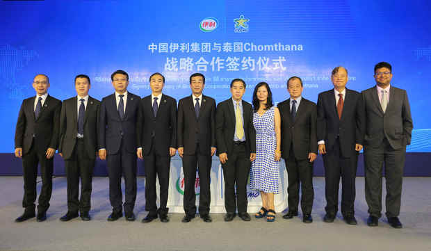 中国乳業最大手の内蒙古伊利実業集団は、タイのアイスクリームメーカー、チョムタナーを買収することで同社と契約した＝11月30日、バンコク（新華社）