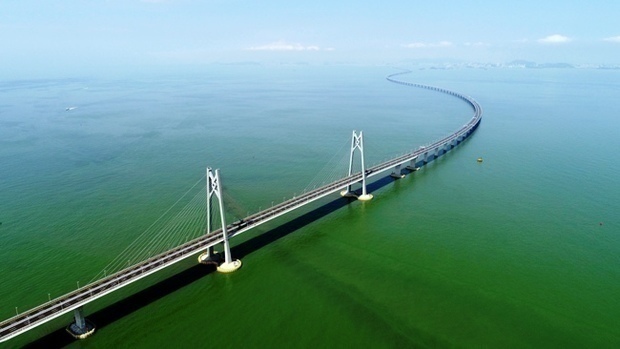 香港と珠海、マカオを結ぶ世界最長規模の海上橋「港珠澳大橋」（新華社）