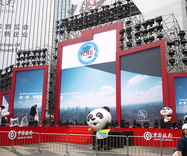 「中国国際輸入博覧会」会場の様子。見本市の展示面積は約30万平方メートルに達した＝11月６日、上海