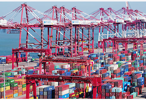 米国との貿易摩擦や一帯一路沿線国への配慮から、中国は今年、輸入の拡大に力を入れた＝11月、山東省青島港（新華社）