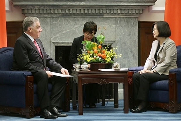 蔡総統と会見するドミニカ共和国のホセ・ミゲル・ソト・ヒメニス駐台湾大使（左）。この会見から１年を待たず、ドミニカ共和国は台湾との断交を宣言した＝17年７月（総統府提供）