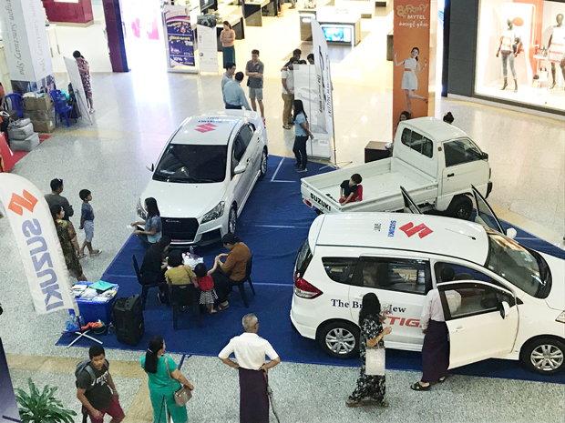 ヤンゴンの商業施設内で展示販売されるスズキの自動車＝７月27日