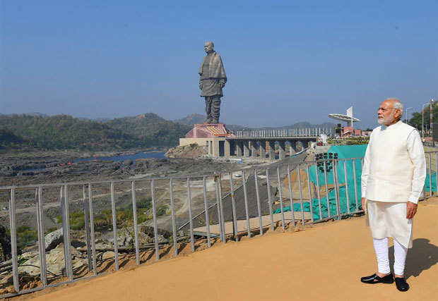 像の完成式典に出席し、記念撮影するモディ首相＝10月31日（インド政府提供）