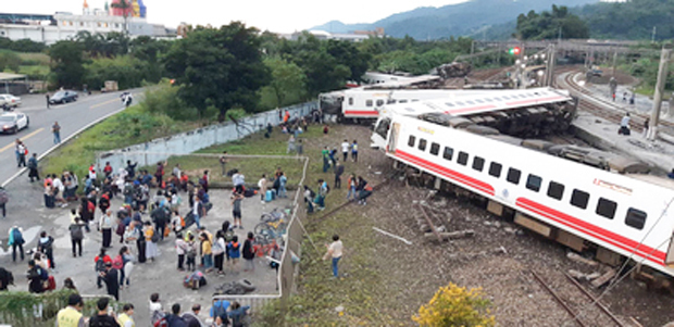 脱線し、一部車両がひっくり返ったプユマ号の6432次列車＝10月、宜蘭（中央通信社）