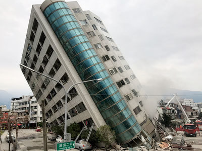 地震で大きく損壊した複合ビル「雲門翠堤大楼」＝花蓮、２月（中央通信社）