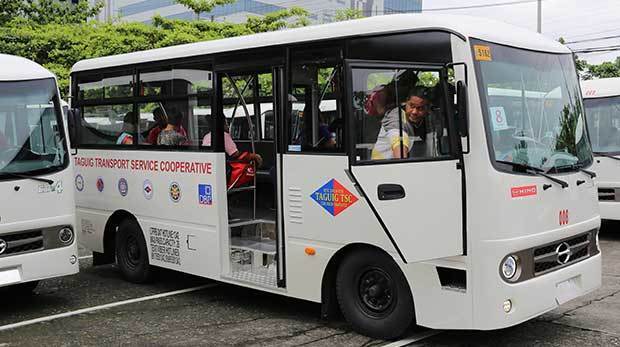 日野自動車の現地法人がジプニー組合に納車した新型車両＝７月18日、首都圏タギッグ市（ＮＮＡ撮影）