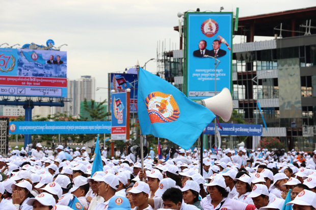 カンボジア人民党の集会に参加した支持者たち＝７月、プノンペン（ＮＮＡ撮影）